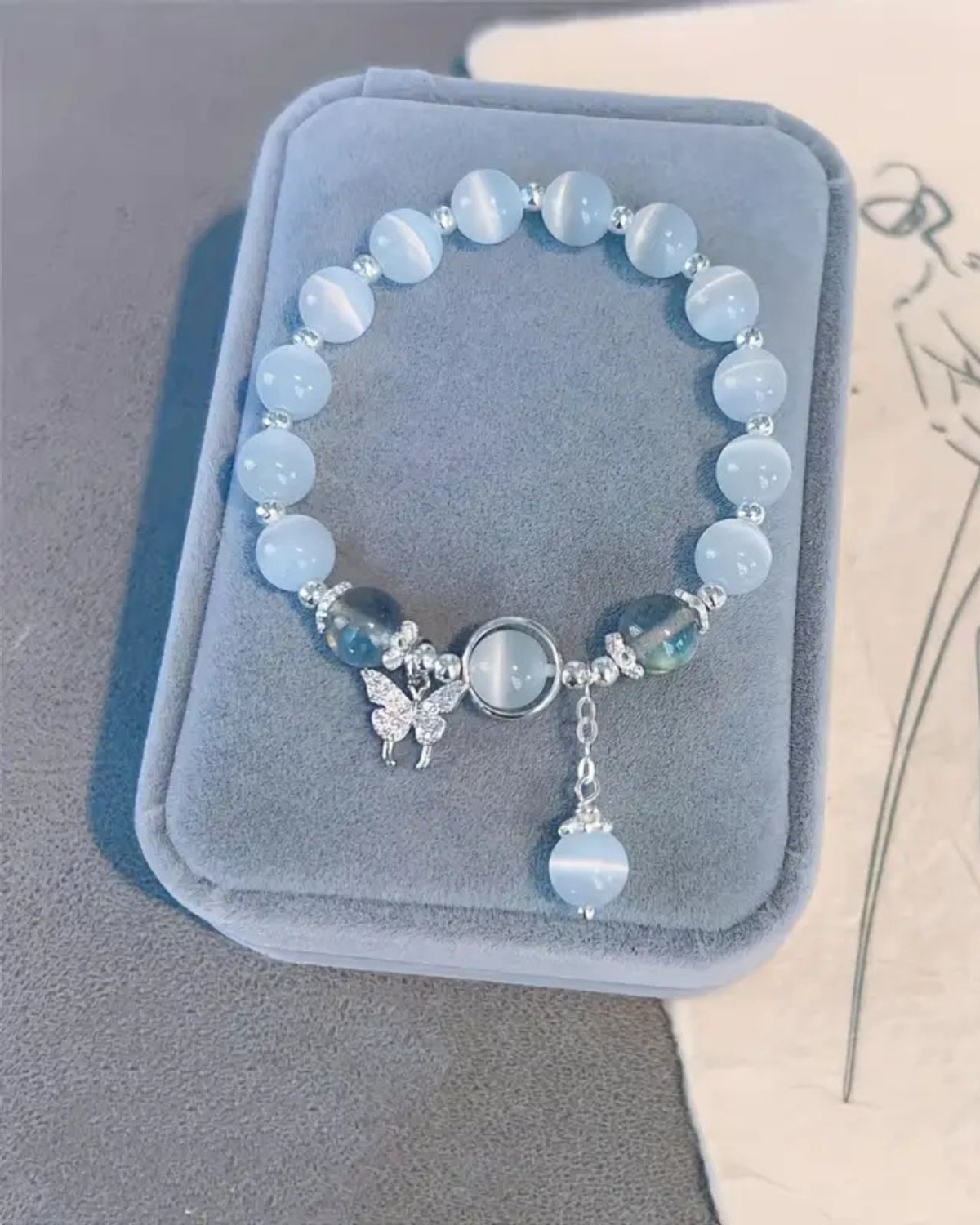 🦋 Pulsera de Ópalo Sintético con Dije de Mariposa – Elegancia Mística y Encanto Natural - 3