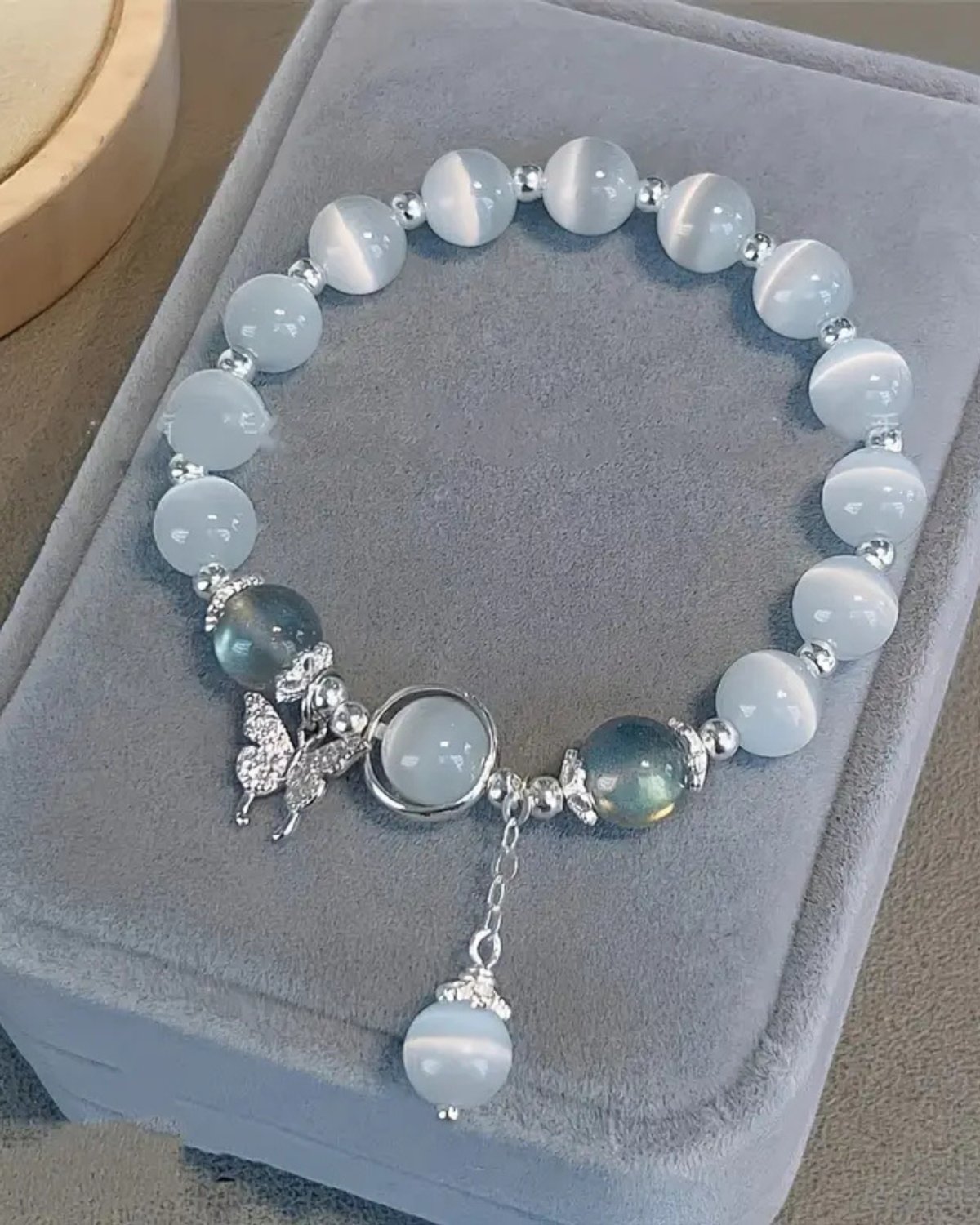 🦋 Pulsera de Ópalo Sintético con Dije de Mariposa – Elegancia Mística y Encanto Natural - 2