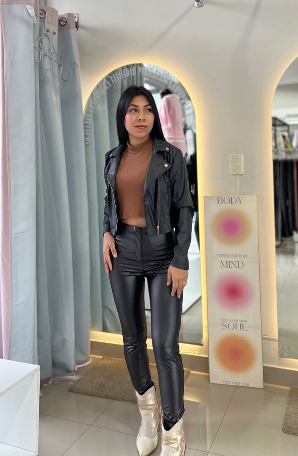 Pantalón cuerina  50% / 70.000