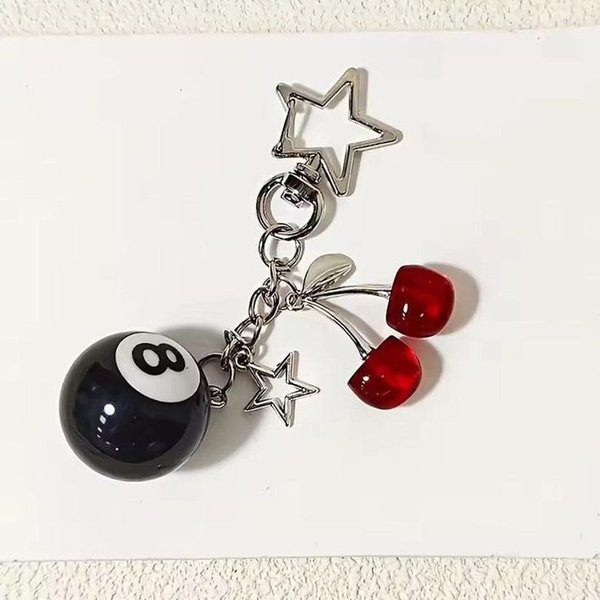 Llavero con estrella, cerezas, dado y bola 8