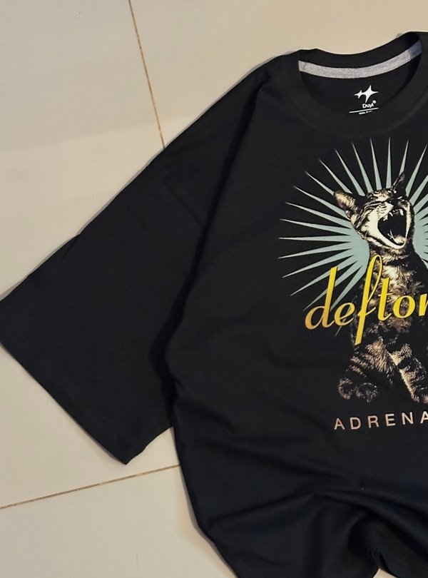 Remera negro Deftone