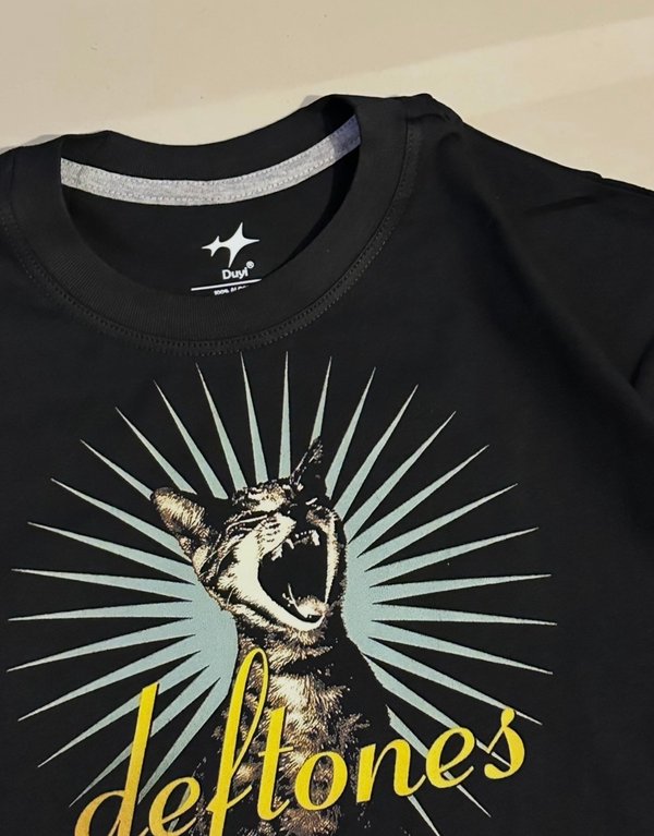 Remera negro Deftone