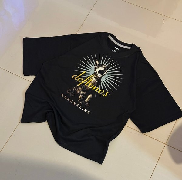Remera negro Deftone