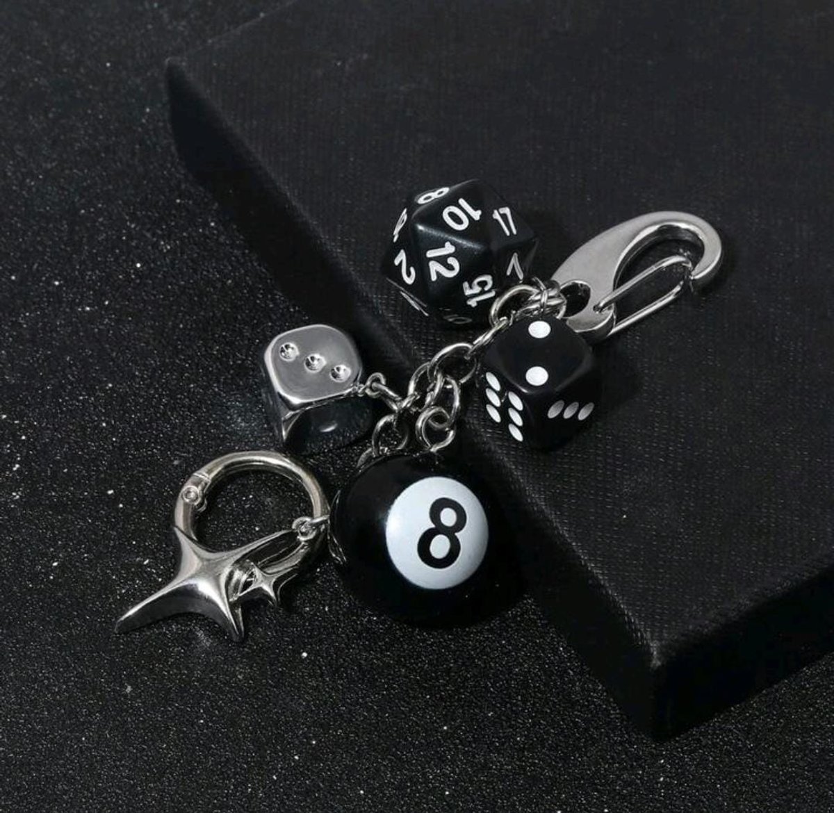Llavero Streetwear Y2K "Bola 8 & Dados" - 2