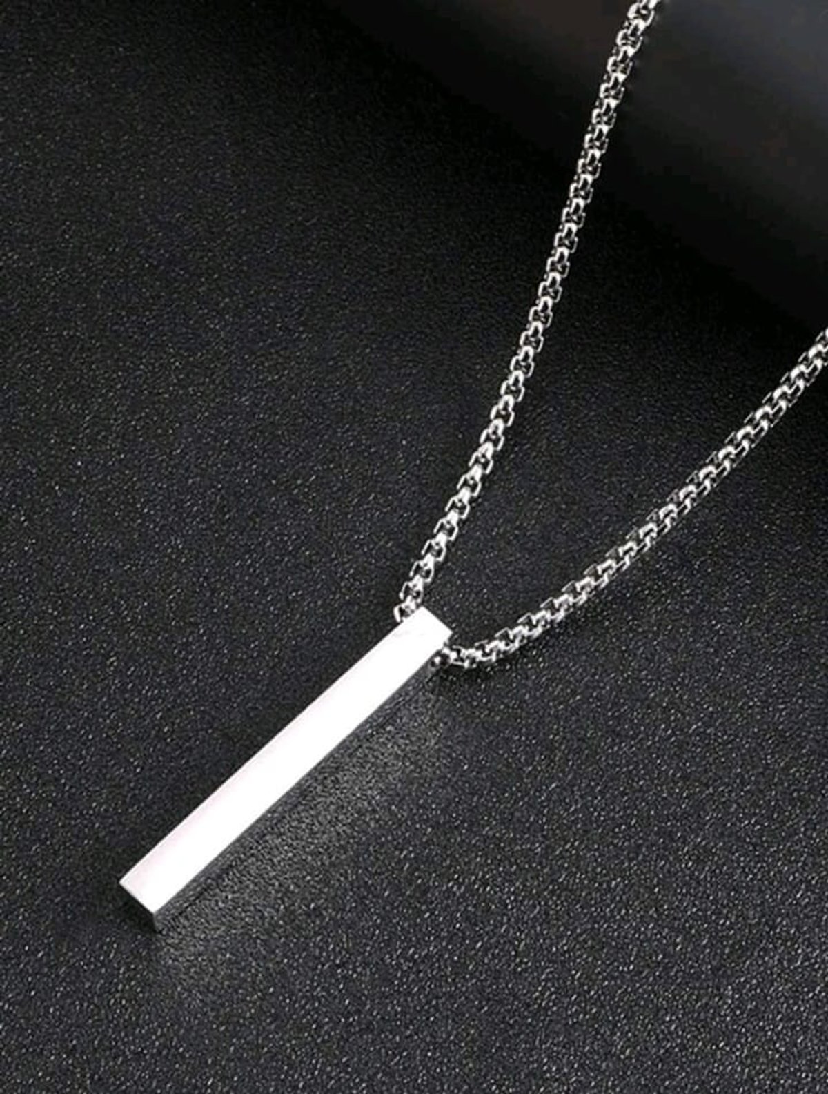 Collar con colgante de barra