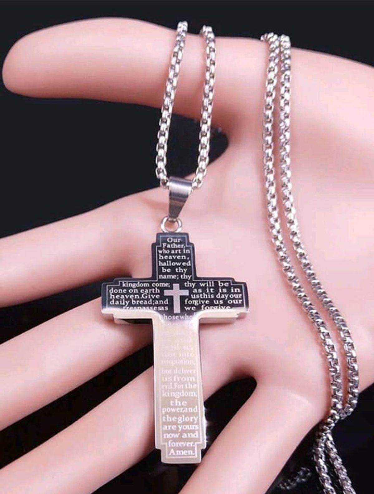 Collar con colgante de cruz con El Padre Nuestro