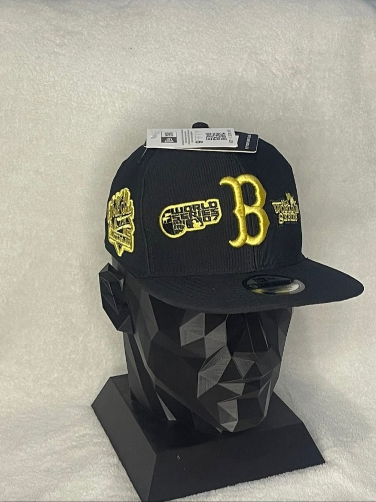 Gorras cerradas con bordados