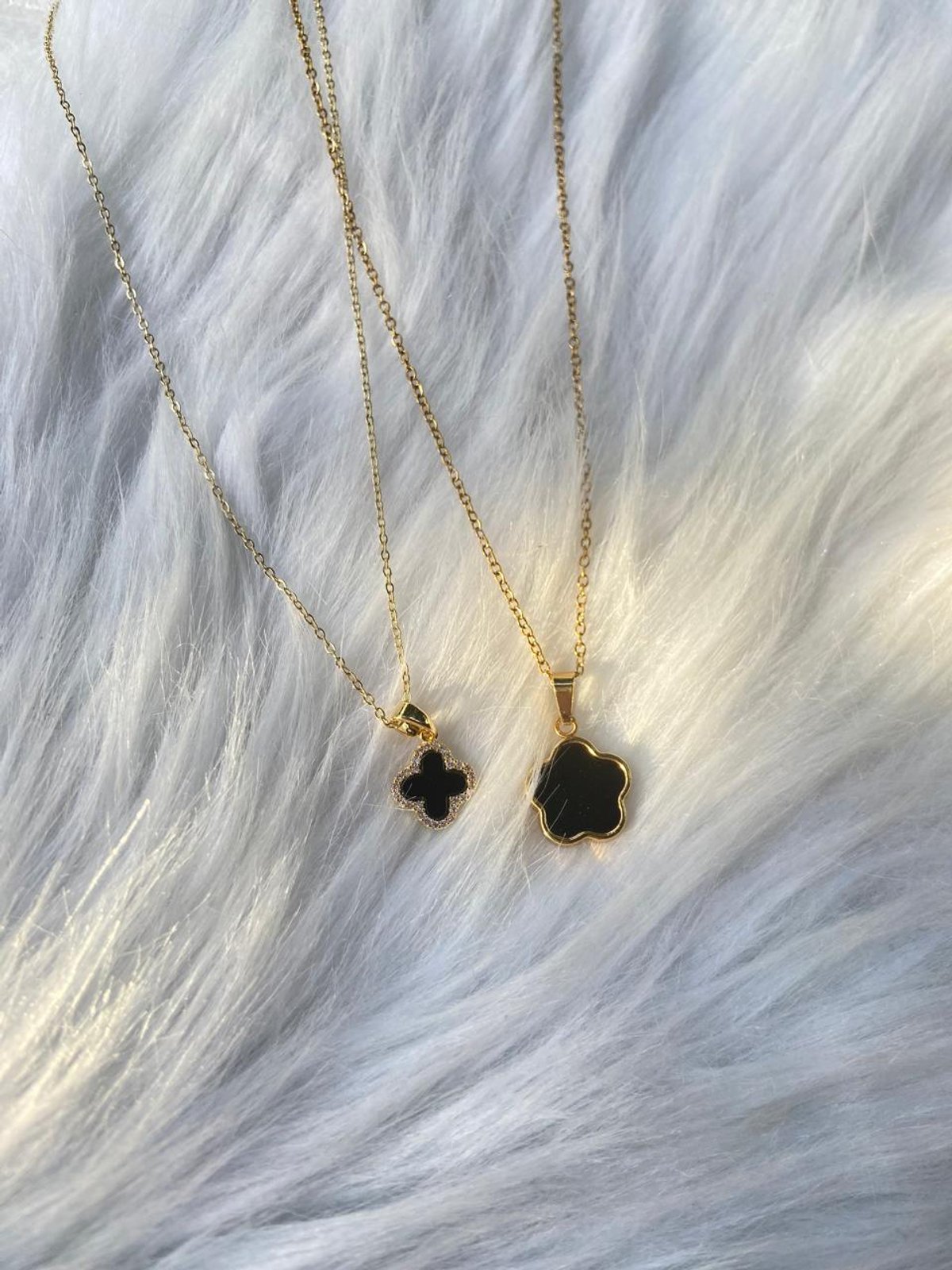 Set de Collares: Trébol y Flor Negra