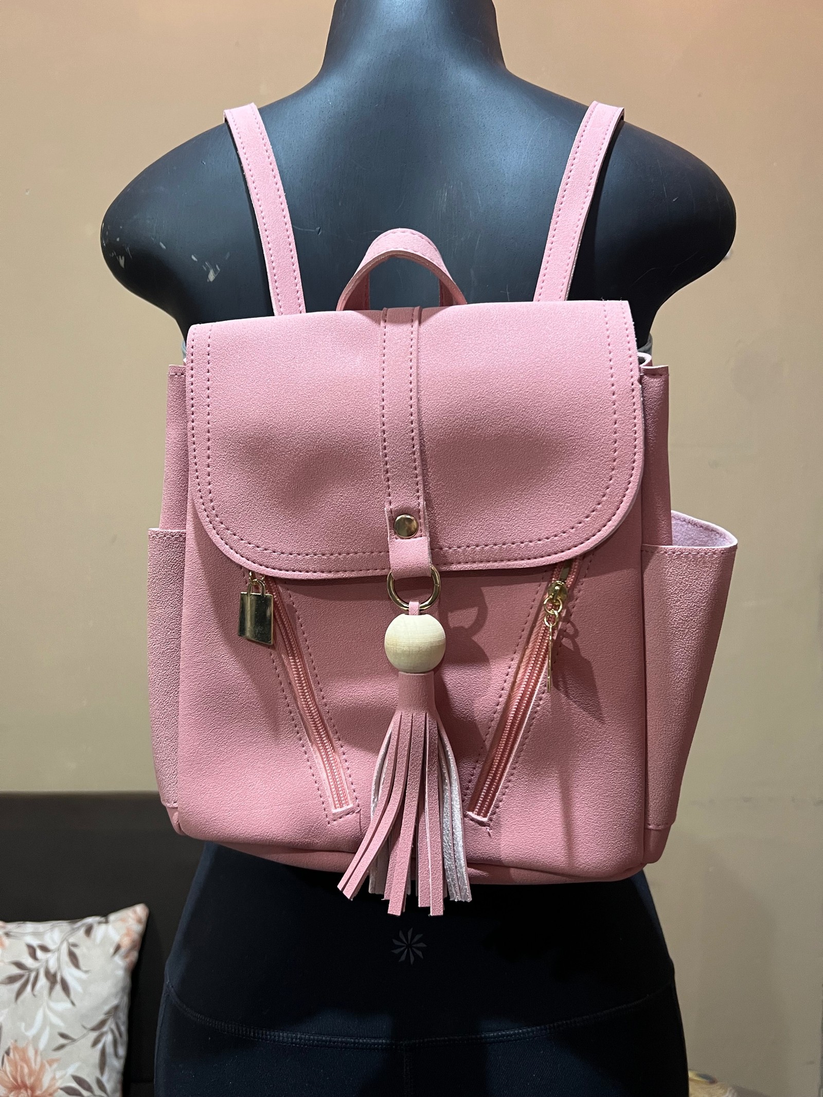 Mochila Casual Rosa con Borla y Detalles Dorados⁠