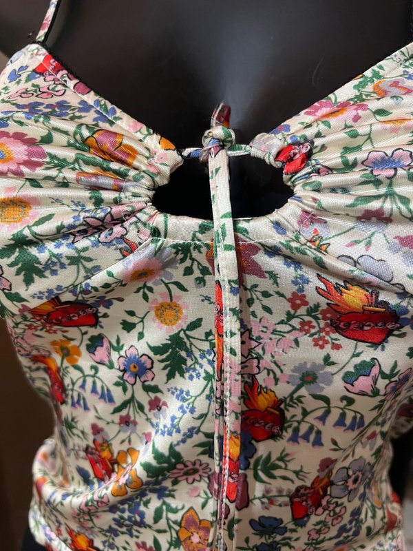 Top floral de tirantes con frunce y lazo frontal