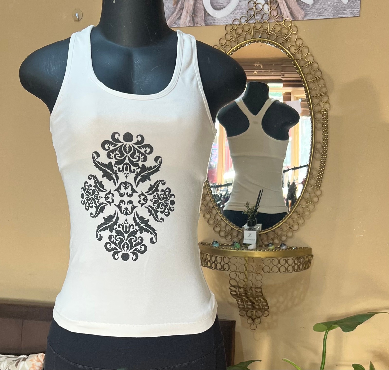 Musculosa Deportiva Blanca con Estampado Arabesco - Talle P⁠