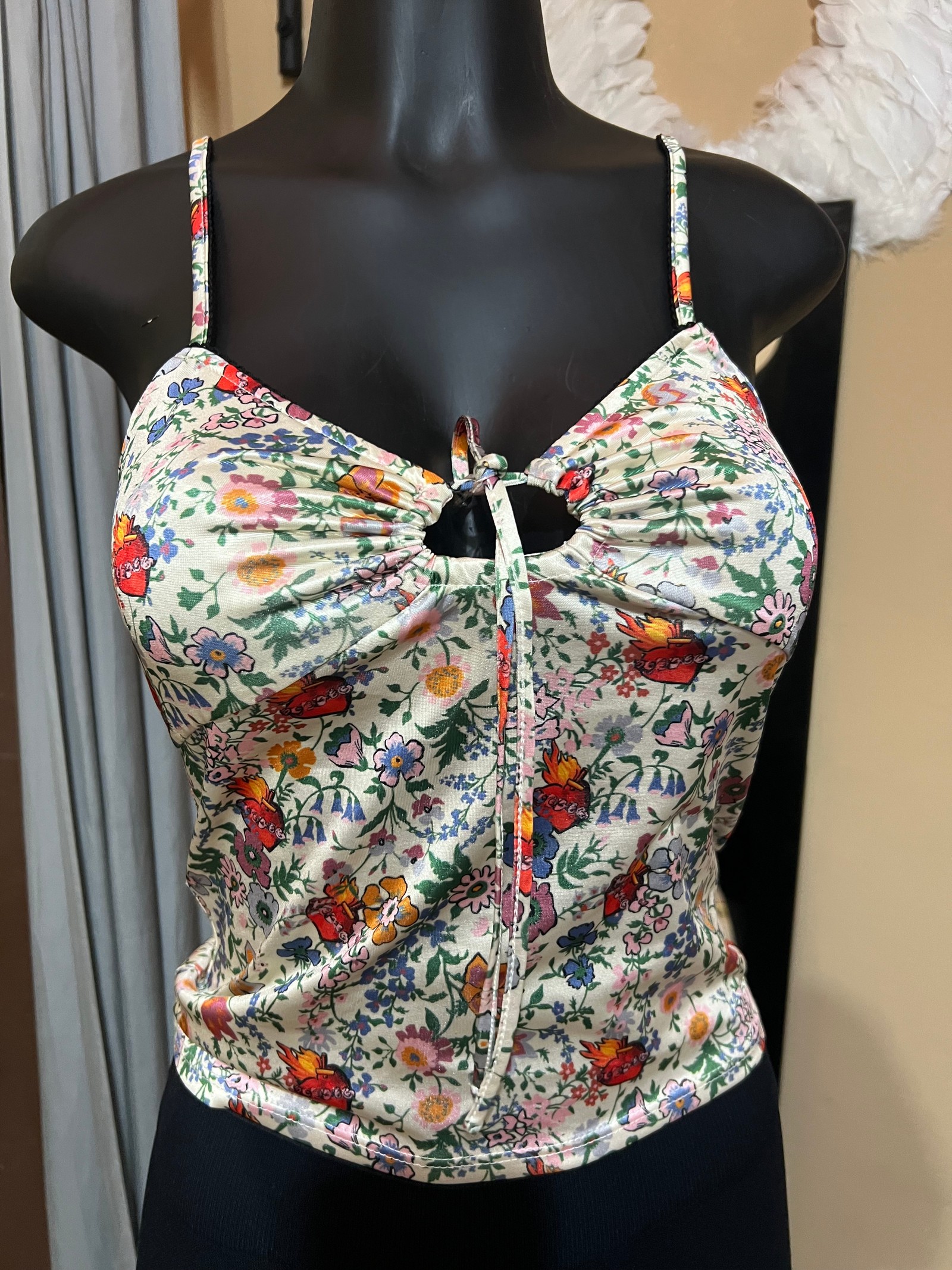 Top floral de tirantes con frunce y lazo frontal