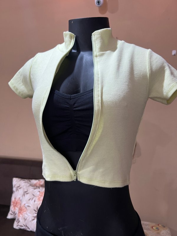 Crop Top Acanalado Verde Limón con Cierre Frontal - Talle P