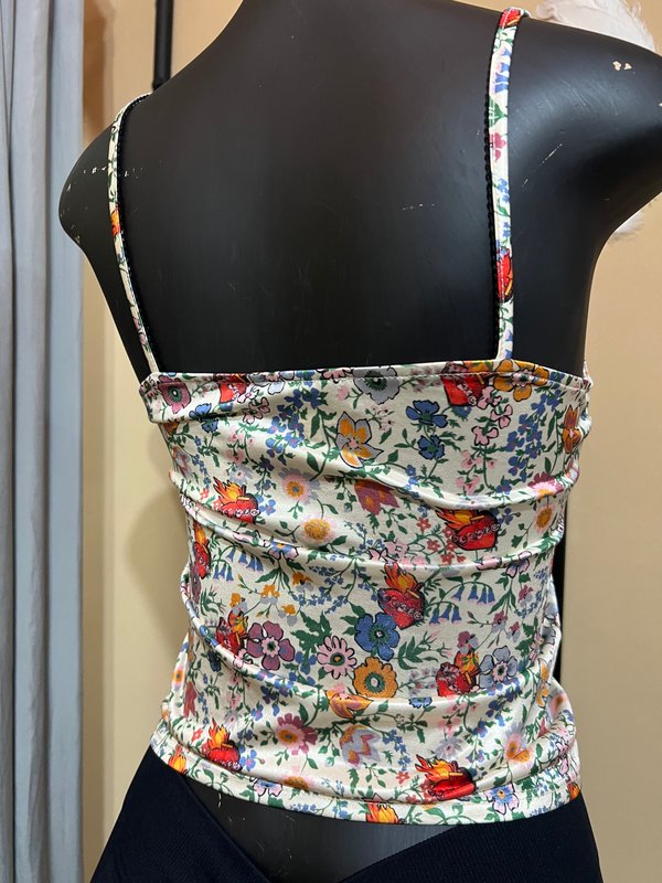 Top floral de tirantes con frunce y lazo frontal