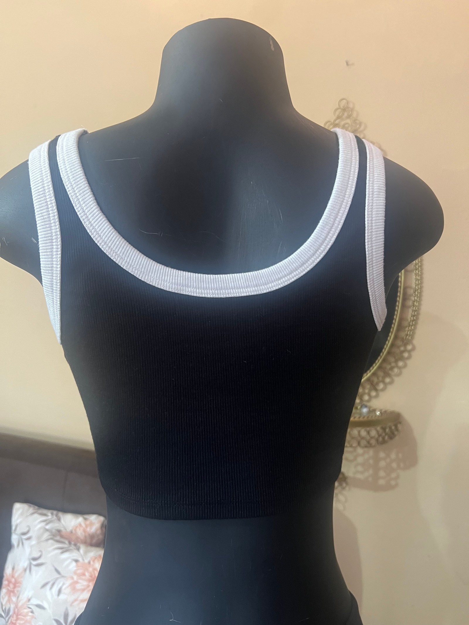 Crop Top Estilo Ringer Negro y Blanco con Rib - Talle M⁠ - 3