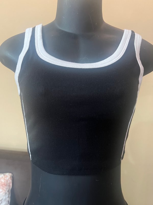 Crop Top Estilo Ringer Negro y Blanco con Rib - Talle M