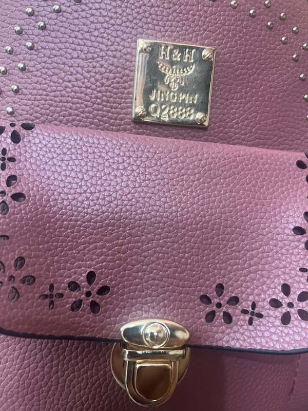 Mochila Casual Rosa con Tachas y Detalle Troquelado