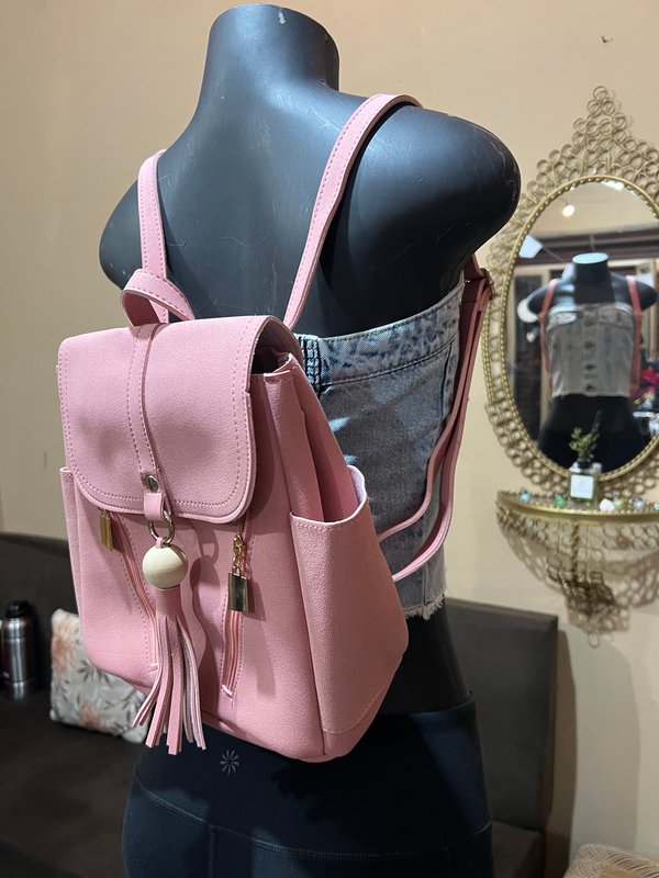 Mochila Casual Rosa con Borla y Detalles Dorados