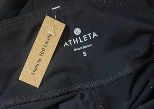 Calza Capri Deportiva Athleta Negra con Detalle en Pantorrilla - Talle P