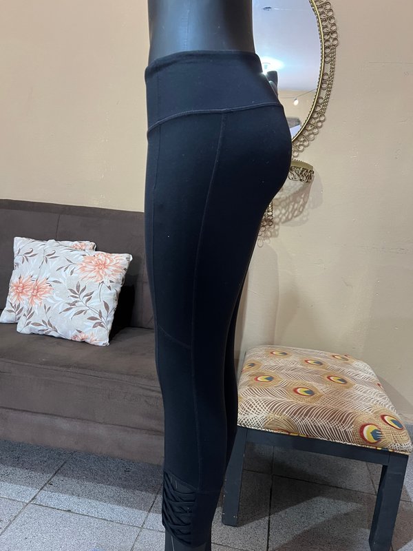 Calza Capri Deportiva Athleta Negra con Detalle en Pantorrilla - Talle P