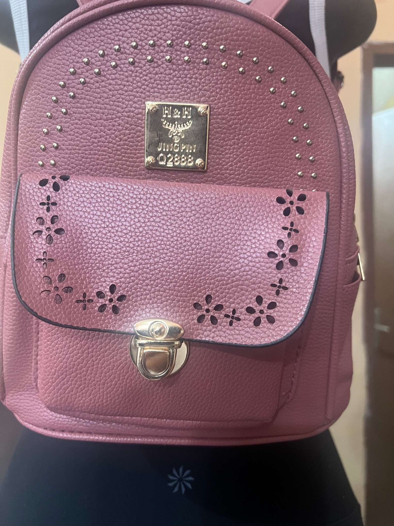 Mochila Casual Rosa con Tachas y Detalle Troquelado⁠ - 2