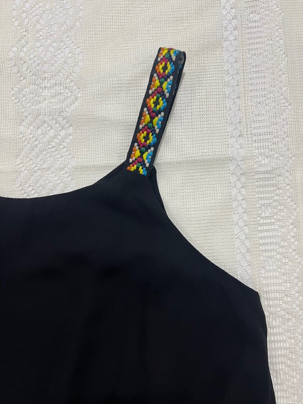 Blusa de tirantes con bordado étnico