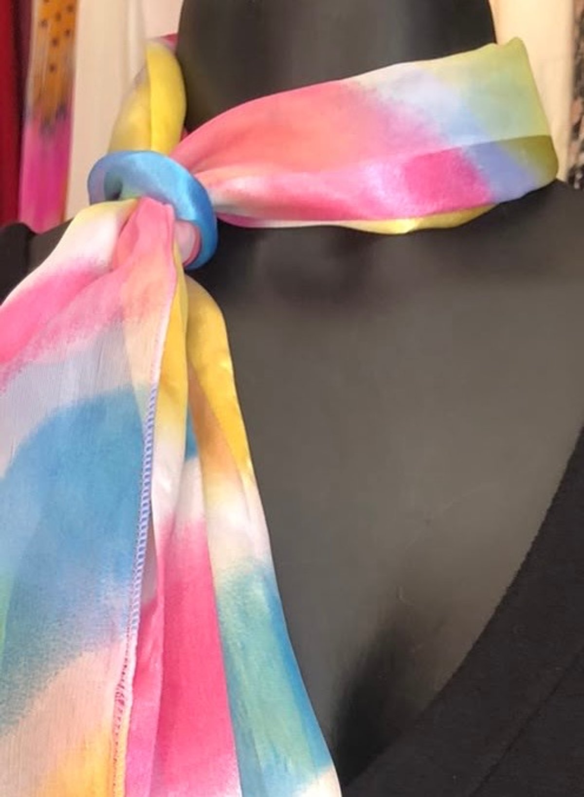 Pañoleta de Seda con Estampado de Arcoíris Degradado - 2