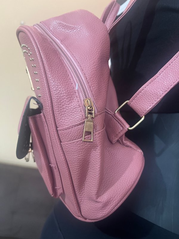 Mochila Casual Rosa con Tachas y Detalle Troquelado