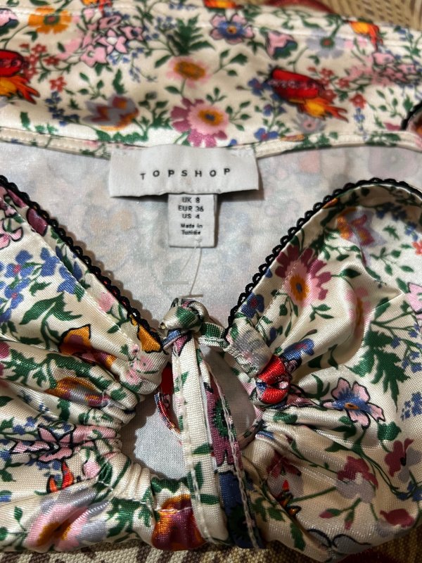 Top floral de tirantes con frunce y lazo frontal