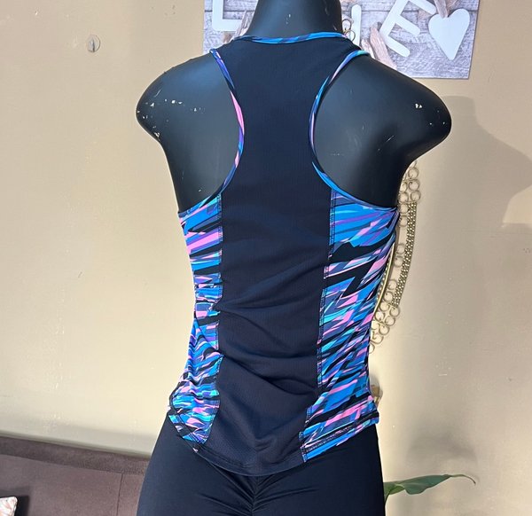Musculosa Deportiva Estampada Rondina con Malla Trasera⁠