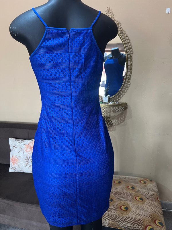 Vestido Corto Bebe Azul Francia en Encaje Calado - Talle P⁠
