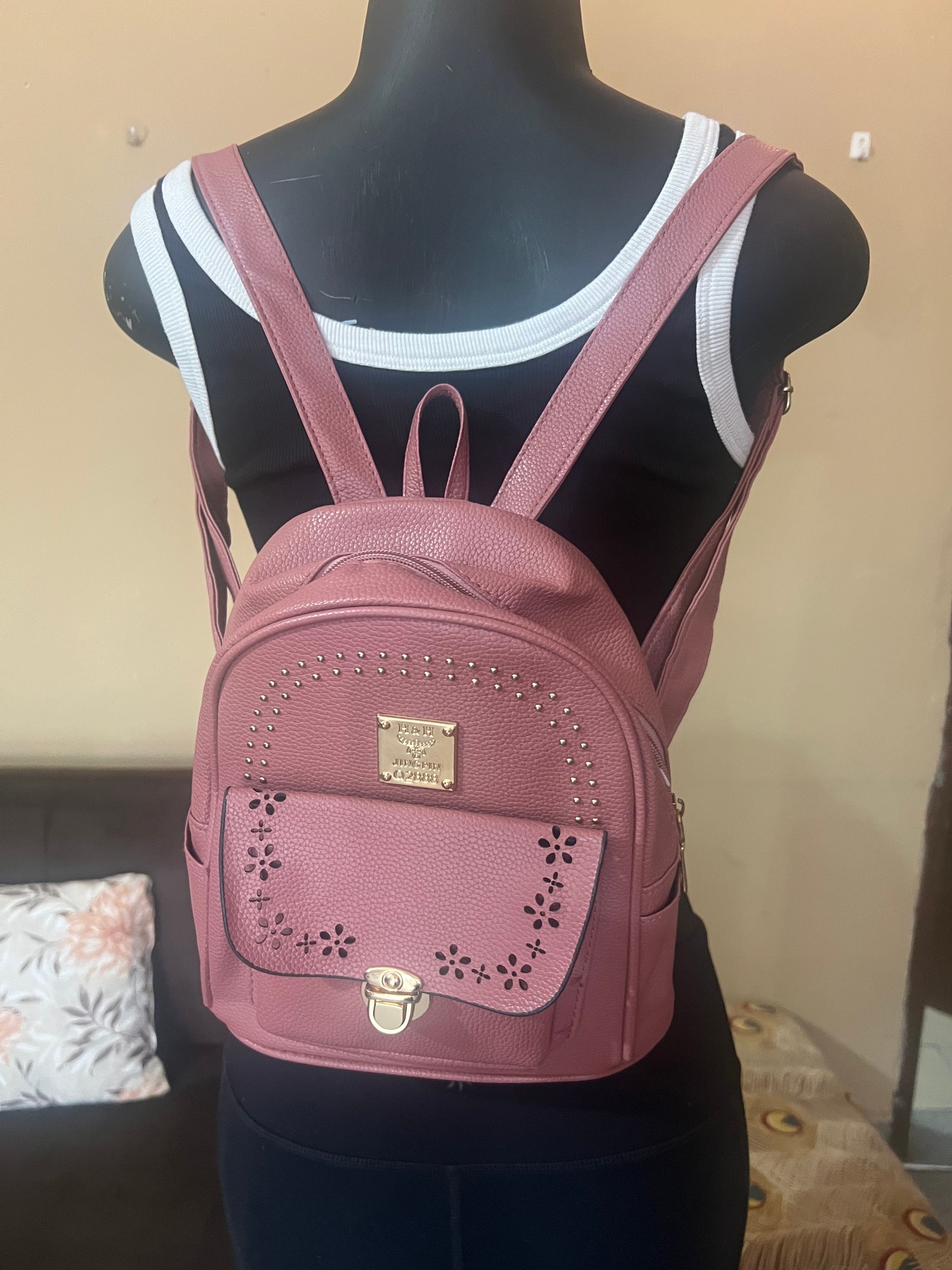 Mochila Casual Rosa con Tachas y Detalle Troquelado⁠