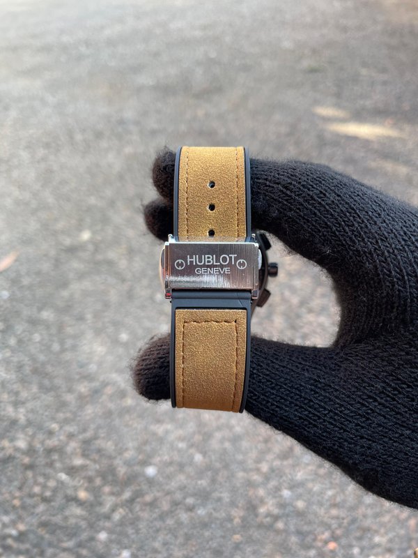 Hublot Plateado Fondo Negro (malla marron)