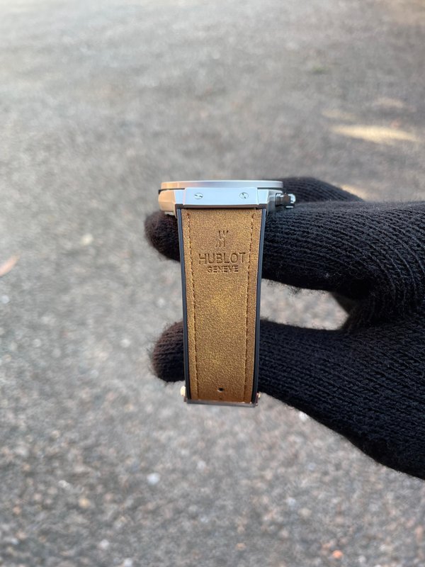 Hublot Plateado Fondo Negro (malla marron)
