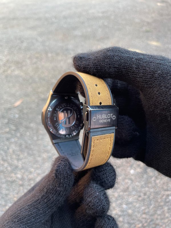 Hublot Plateado Fondo Negro (malla marron)