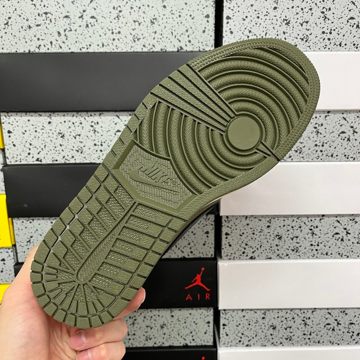 Air Jordan 1 Low x Travis Scott - 7