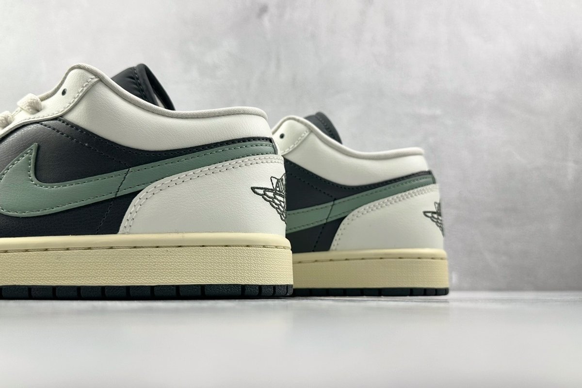 Air Jordan 1 Low  - 5