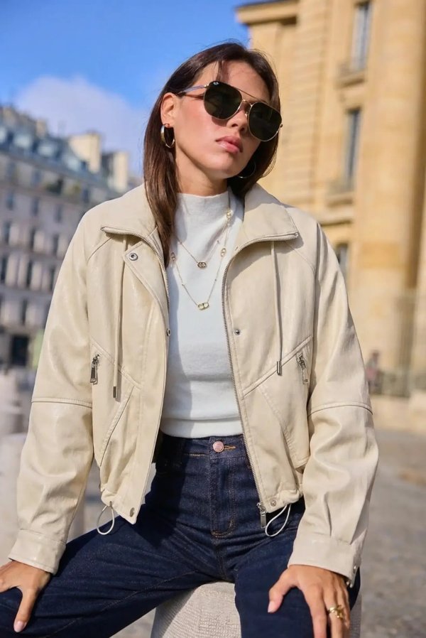 Chaqueta beige con cierre frontal