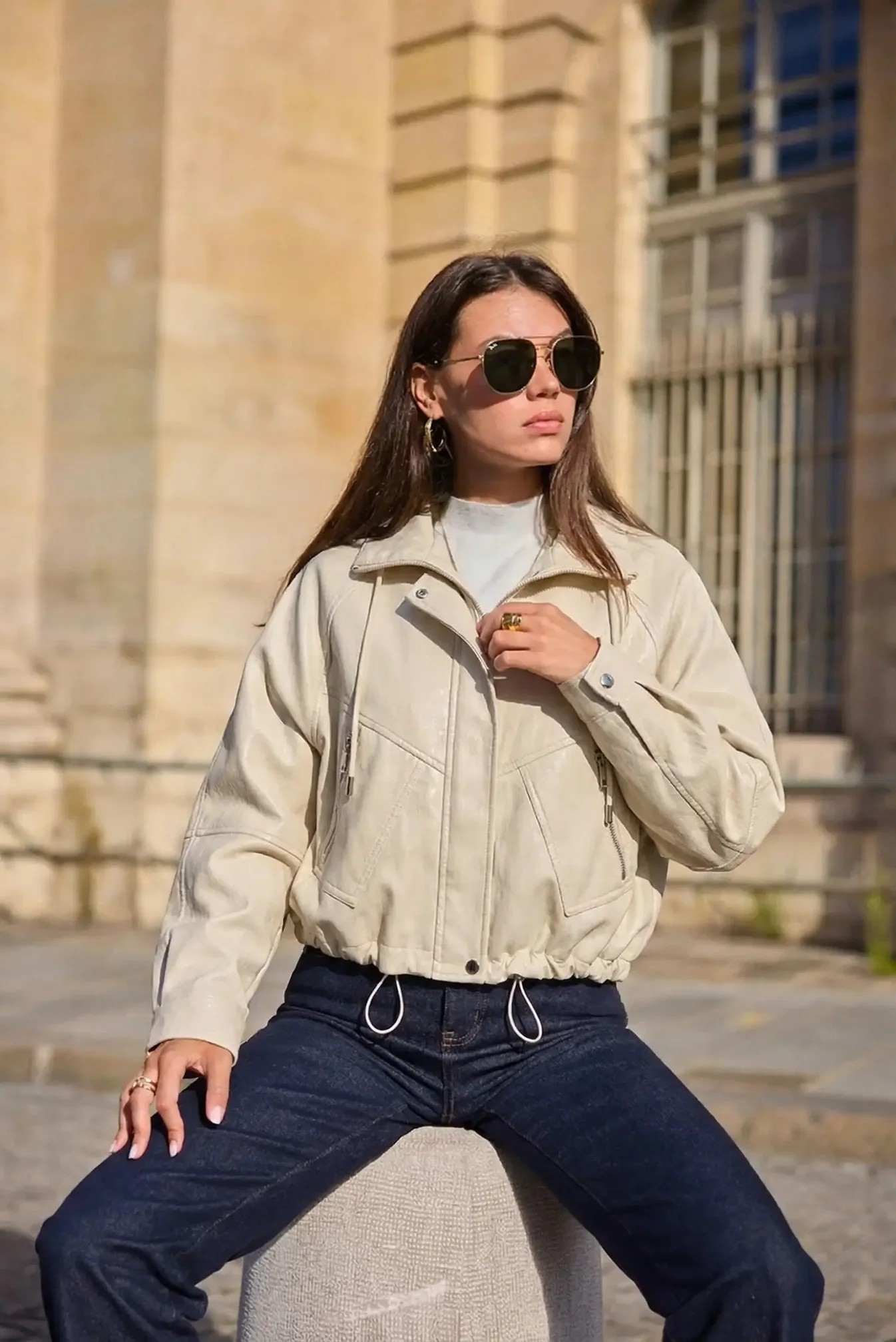 Chaqueta beige con cierre frontal — imagen 3