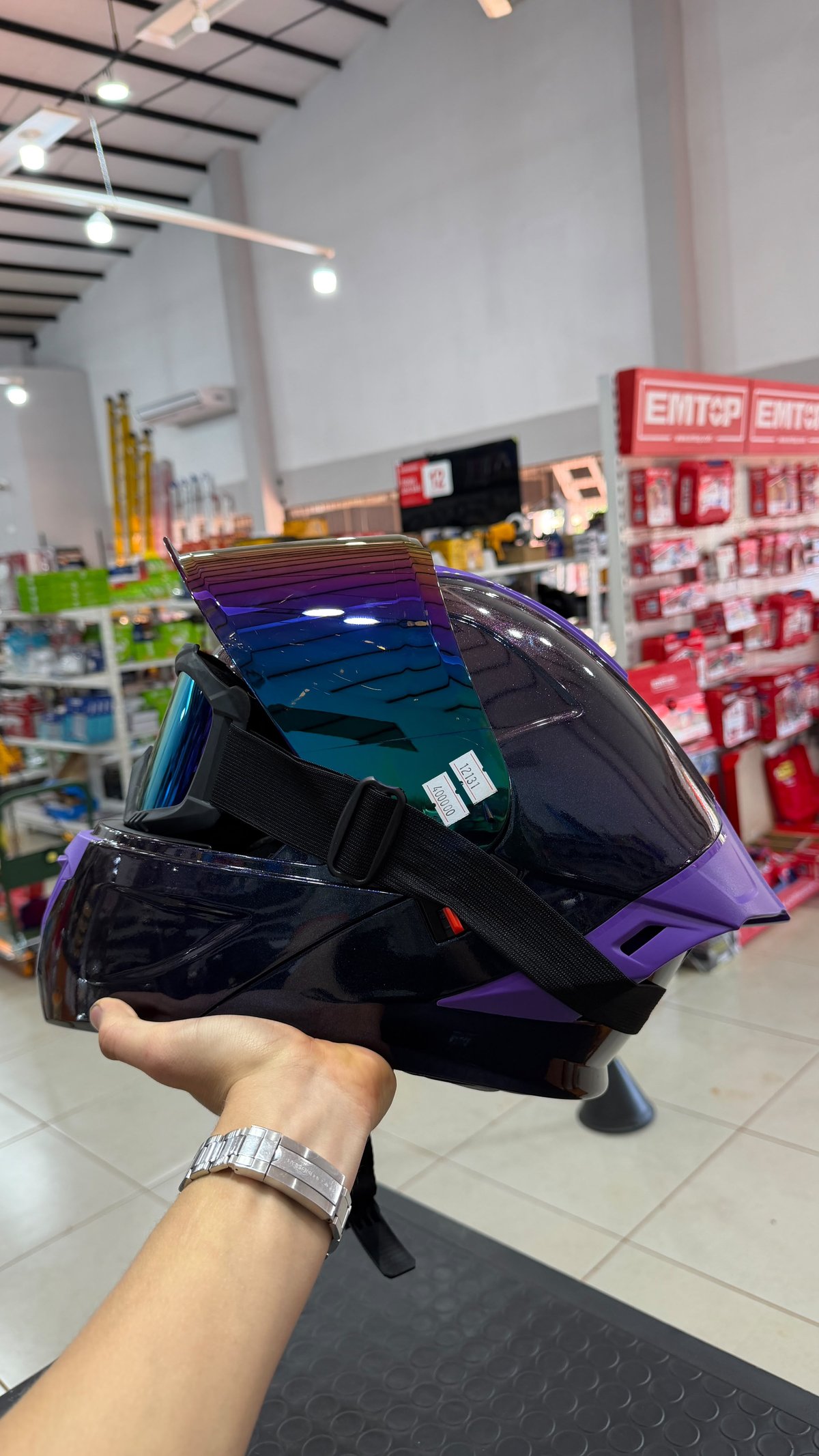 Casco integral negro y violeta con visor