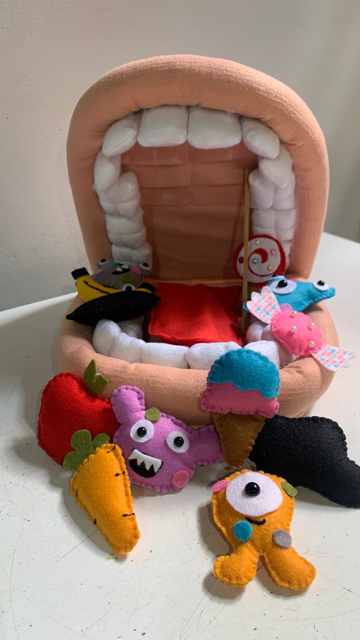 Boca lúdica con dibujos