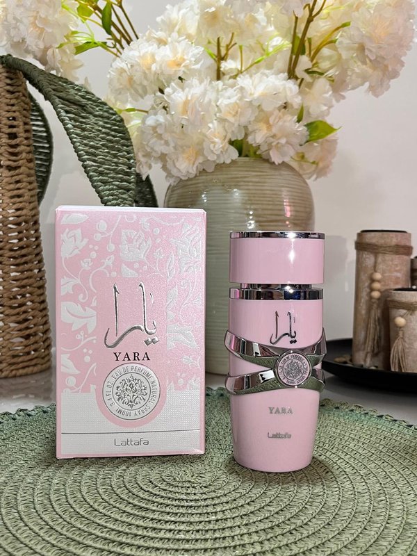 Yara Pink de Lattafa (100 ml)es un Eau de Parfum ámbar vainilla para mujeres, reconocido por su aroma dulce, cremoso y tropical