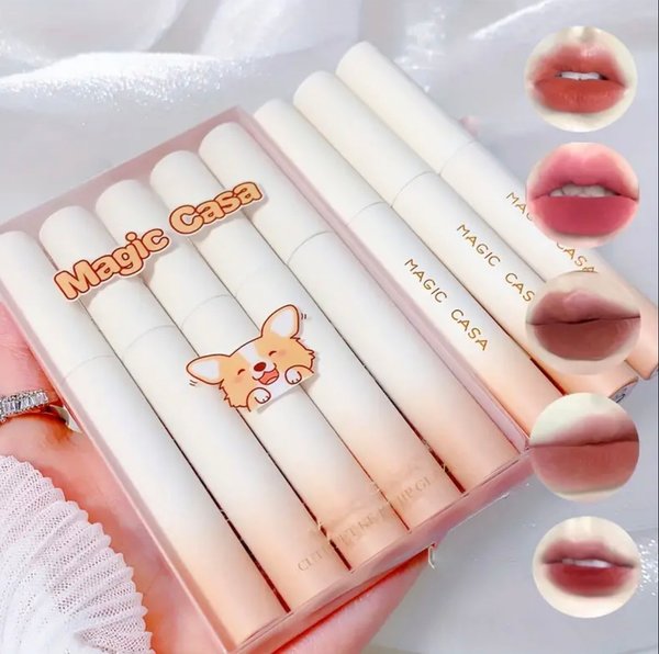 Brillo labial con acabado matte aterciopelado 