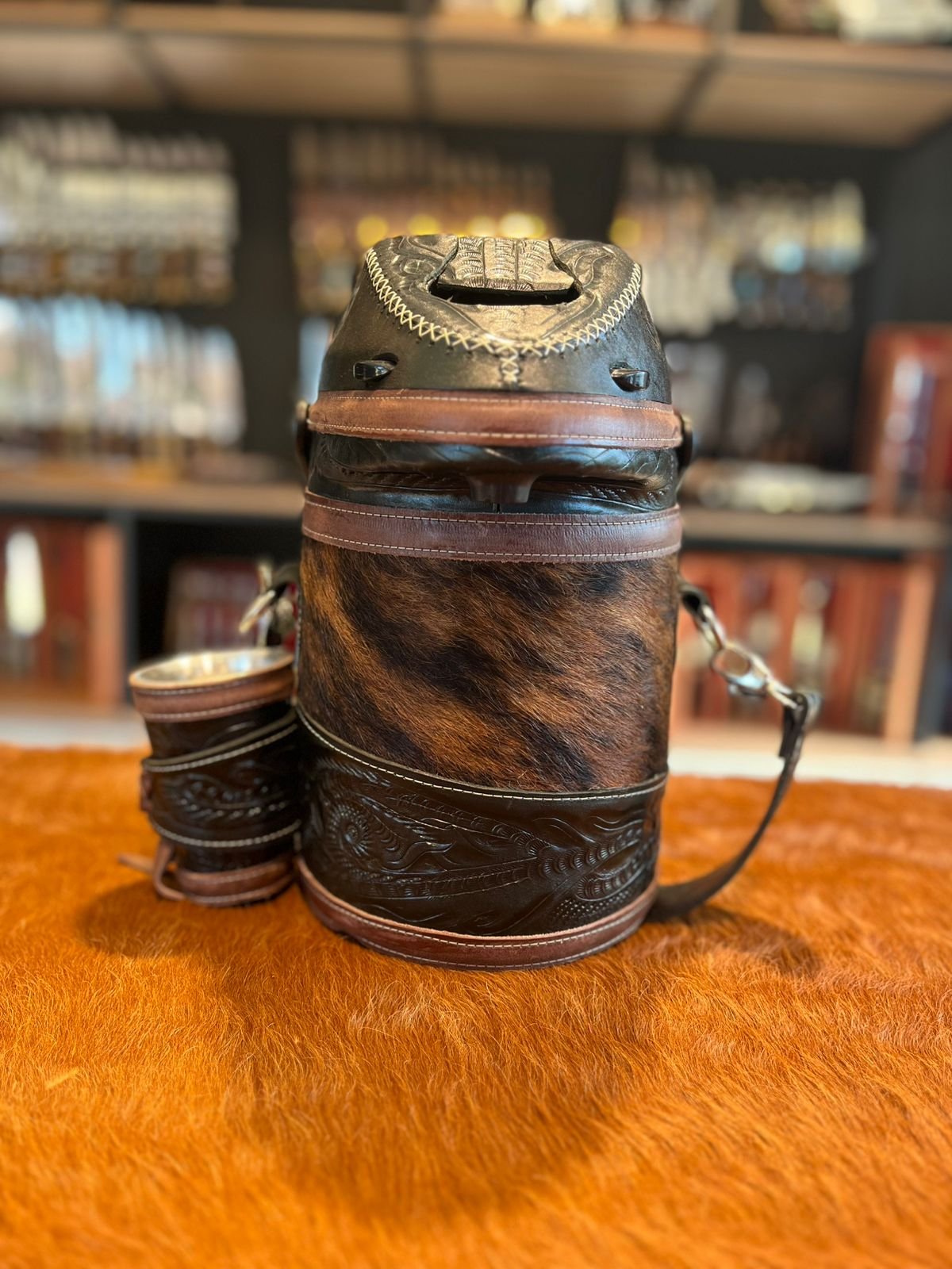 Termo para Terere en cuero con pelo matizado.