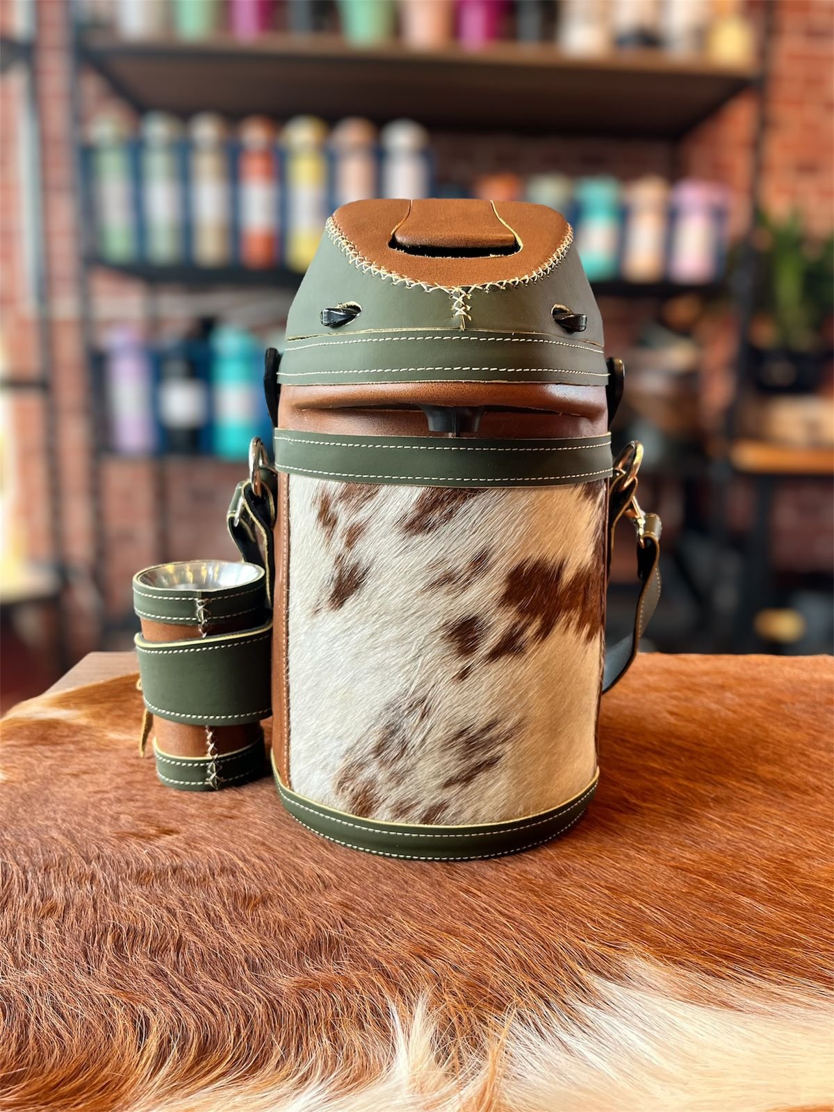 Termo para Terere en cuero con pelo matizado.