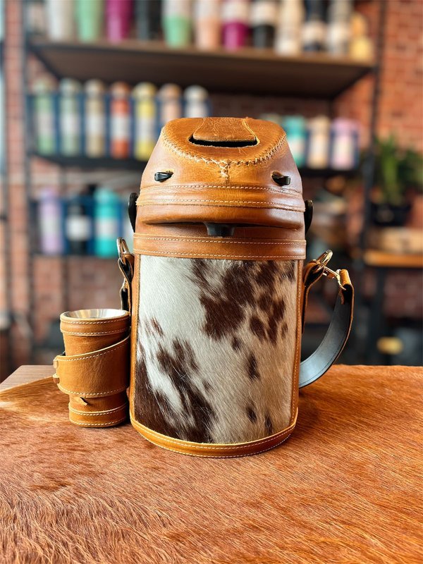 Termo para Terere en cuero con pelo matizado.