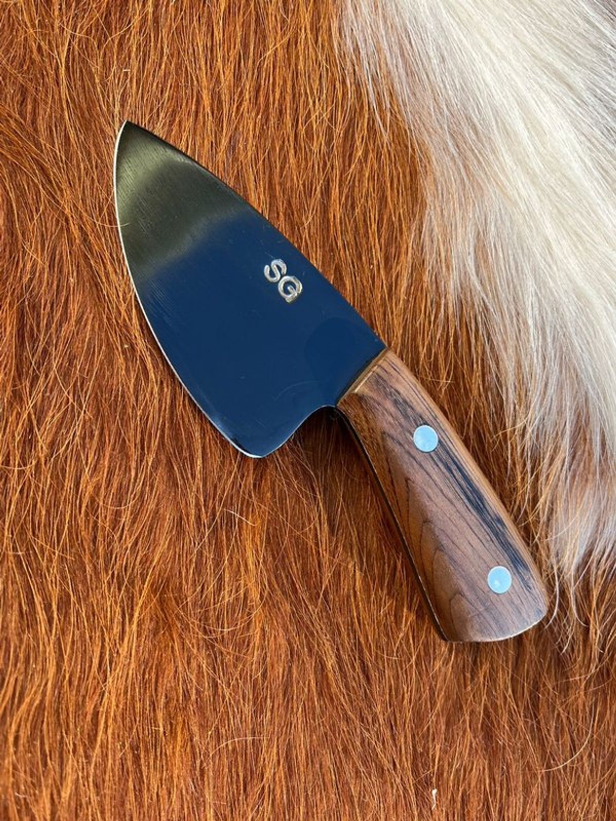 Cuchillo Artesanal Uña de Gato Carbono 3mm - Mango en Madera 