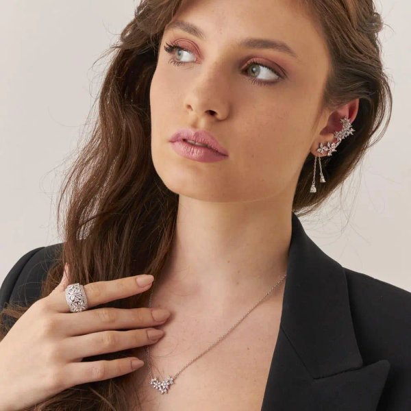 Piercing de oreja con flores blancas