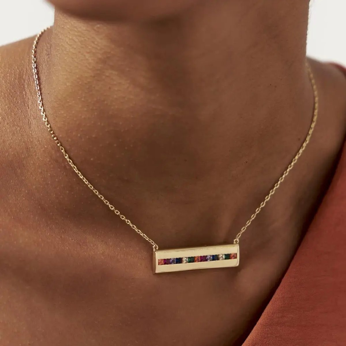 Collar cuadrado con cristales 