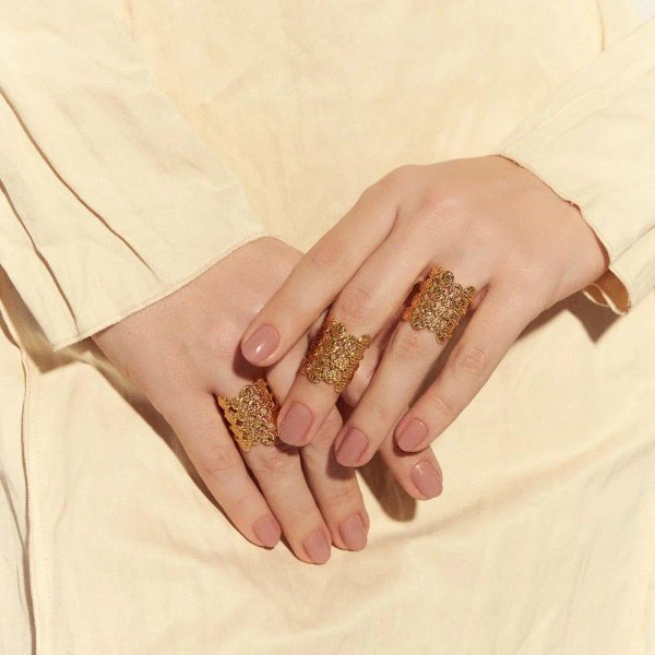 Anillo con medallas texturizadas